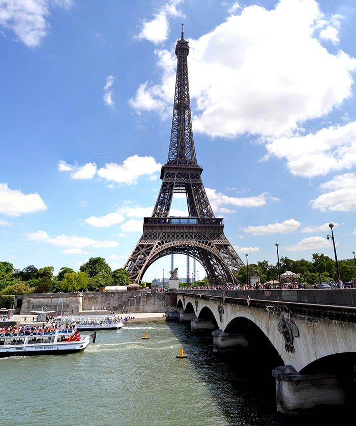 Ilustración gratis - Torre Eiffel al lado del rio Sena